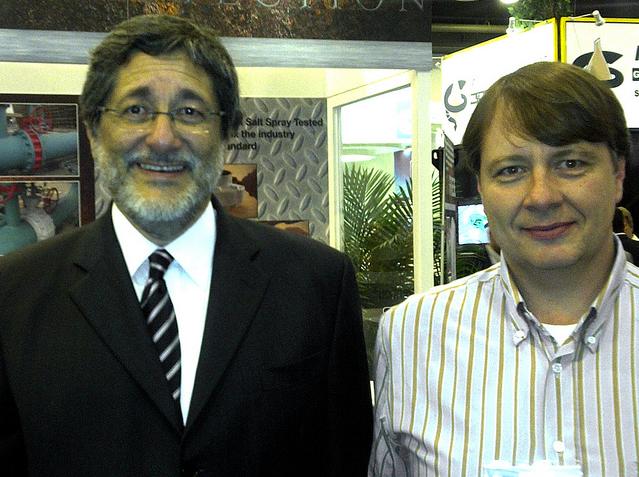 Thomas Fink e José Sérgio Gabrielli em feira nos EUA