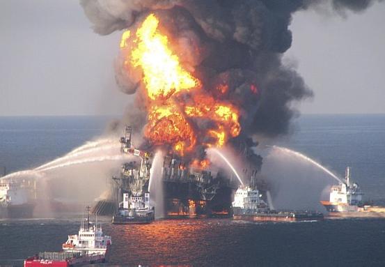 Explosão da plataforma Deepwater Horizon, no Golfo do México, em 2010