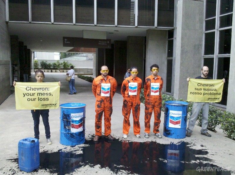 Manifestantes do Greenpeace em protesto contra a Chevron