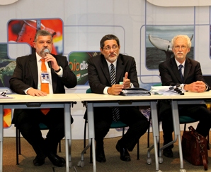João Carlos Ferraz, presidente da Sete Brasil, com o microfone, ao lado de Sérgio Gabrielli e Almir Barbassa, da Petrobrás
