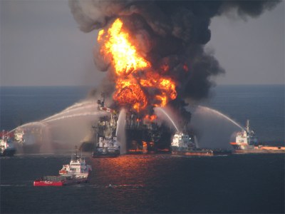 Explosão na Deepwater Horizon, no Golfo do México, em 2010, que matou 11 trabalhadores