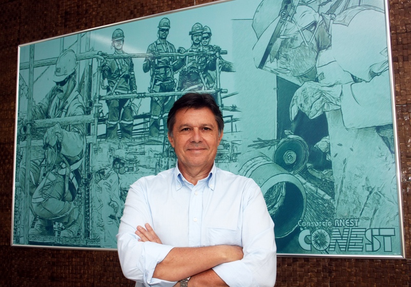 Antenor de Castro, Diretor de Contrato do Conest – Ao fundo, painel criado pelo projeto dupla face Antenor de Castro, Diretor de Contrato do Conest - Ao fundo, painel criado pelo projeto dupla face