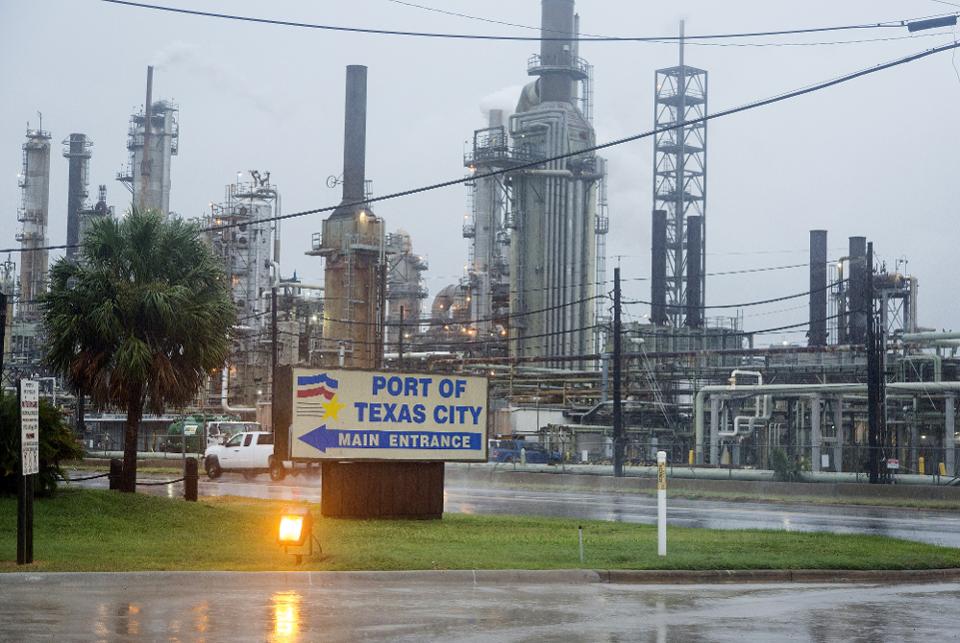 Refinarias-no-Texas-estão-paralisadas-pela-tempestade-Harvey