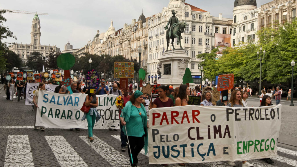 Porto, 08/09/2018 - Marcha Mundial Pelo Clima, e protesto contra o furo de petróleo ao largo de Aljezur, na Praça da Liberdade no Porto.
( José Carmo / Global Imagens )