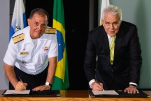 O comandante da Marinha do Brasil, Ilques Barbosa Junior, e o presidente da Petrobras, Roberto Castello Branco