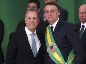 O presidente Jair Bolsonaro empossa o ministro de Minas e Energia, almirante Bento Costa Lima de Albuquerque, durante cerimônia de nomeação dos ministros de Estado, no Palácio do Planalto.