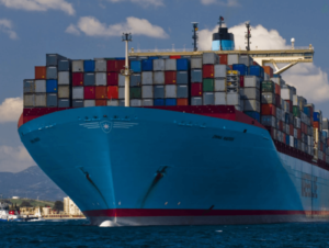 navio-maersk-carregado-de-conteineres-navegando-no-mar-previsão-calado-dinamico