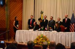 Celso Cunha, Presidente da ABDAN, assina o documento