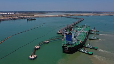O New Renown, navio-tanque de petróleo cru (VLCC), vindo do Oriente Médio, atracou no terminal petrolífero de 300.000 toneladas no Porto da Refinaria Zhongke da Sinopec (PRNewsfoto/Sinopec)