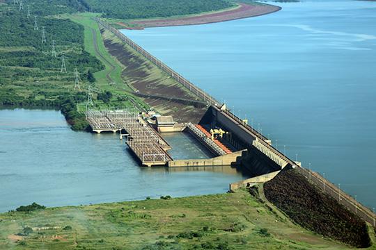 Barragem da Usina Hidrelétrica Ilha Solteira (UHE Ilha Solteira) no rio Paraná na divisa entre Ilha Solteira (SP) e Selvíria (MS)