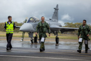 Pilotos operacionais da FAB pousam em Anápolis