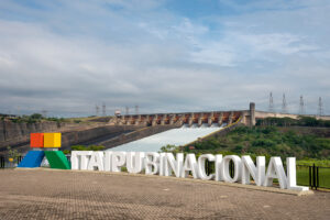 Abertura do vertedouro leva mais de duas mil pessoas a Itaipu na manhã de sábado (14)