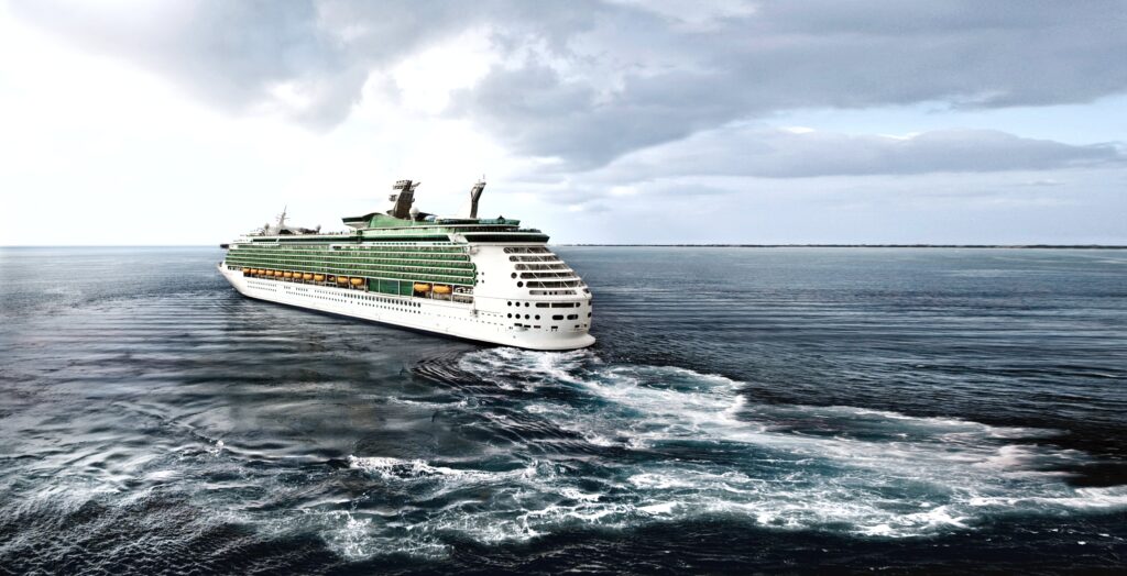 Cruise ship steaming off the shore of Grand Cayman Island, Royal Caribbean cruise liner Mariner of the Sea, turning to return to sea. (Photo by: MyLoupe/Universal Images Group via Getty Images)