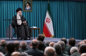 O líder supremo do Irã, aiatolá Ali Khamenei, fala durante uma reunião com comandantes e um grupo de membros do Corpo da Guarda Revolucionária Islâmica em Teerã