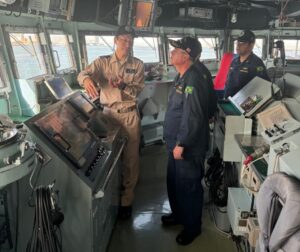 O Comandante Brasileiro sendo recebido na ponte do navio japonês