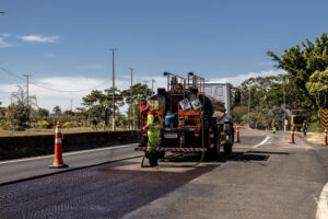 Asphalt resurfacing work on the Comandante Joao Ribeiro de Barros Highway, SP-294,