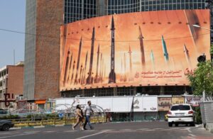 Outdoor em Teerã, capital do Irã, mostra mísseis iranianos propagando o poder militar