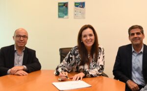 Fernando Melgarejo (diretor financeiro da Petrobrás, Renata Baruzzi e Carlos Tadeu (diretor da SLB Onesubea) na assinatura do contrato 