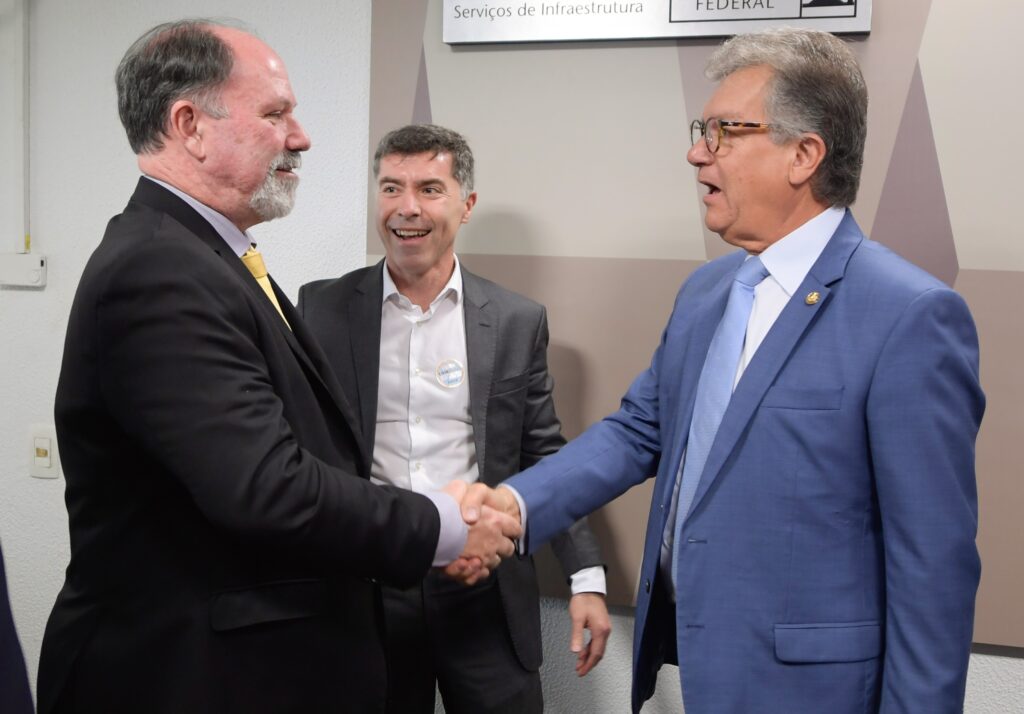 Celso Cunha (à esquerda) cumprimenta o senador Laércio Oliveira em audiência no Senado - Foto: Edilson Rodrigues/Agência Senado
Presidente eventual da CI, senador Laércio Oliveira (PP-SE) cumpriimenta convidados.

Foto: Edilson Rodrigues/Agência Senado