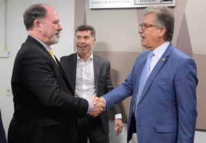 Celso Cunha (à esquerda) cumprimenta o senador Laércio Oliveira em audiência no Senado - Foto: Edilson Rodrigues/Agência Senado Presidente eventual da CI, senador Laércio Oliveira (PP-SE) cumpriimenta convidados. Foto: Edilson Rodrigues/Agência Senado