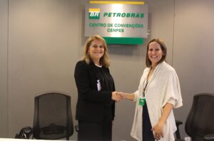 A presidente da Embrapa, Silvia Massruhá, visitou o Centro de Pesquisas da Petrobras e foi recebida pela gerente executiva Maiza Goulart