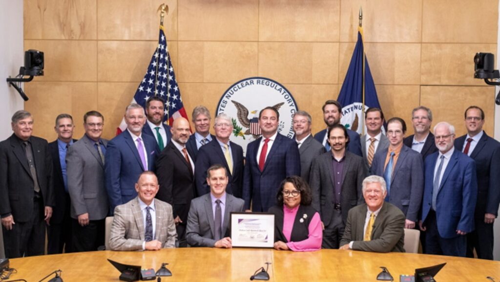 Representantes da Natura Resources, do Zachry Group, da Abilene Christian University, da University of Texas em Austin, da Texas A&M University e do Georgia Institute of Technology recebem a licença de construção (Imagem: Natura Resources)