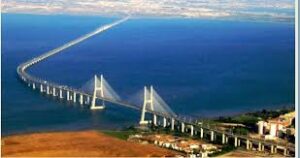 Ponte Vasco da Gama, em Lisboa, em Portugal, a maior da Europa