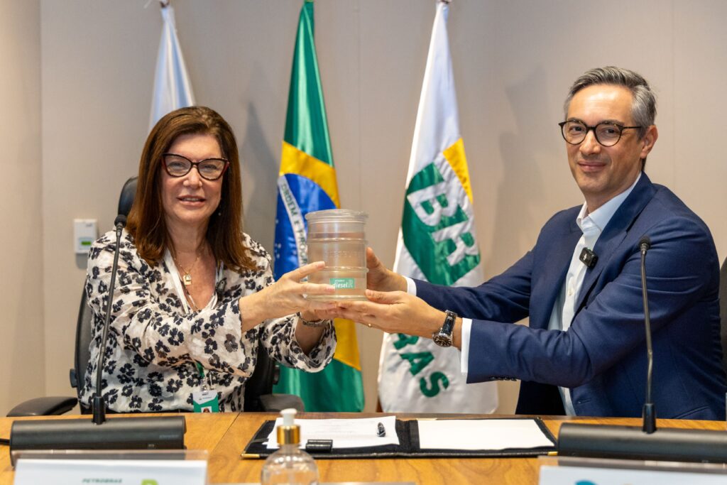 Presidente_Petrobras_Magda Chambriard_e_Presidente_Vale_Gustavo Pimenta_Assinatura_Foto2_Crédito_Carlos Eduardo Livino_Agência Petrobras
