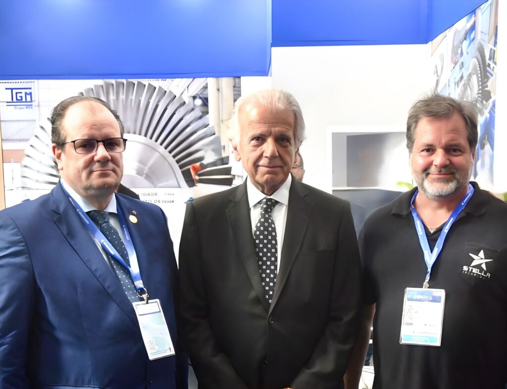 O  Ministro da Defesa, José Mucio, no cento da foto, tendo a sua direirta ( terno) Alexandre  Roma, Presidente da Aeroconcepts, e do outro lado,, Gilberto Buffarara Jr, Presidente da StellaTecnologia 