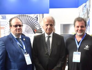 O Ministro da Defesa, José Mucio, no cento da foto, tendo a sua direirta ( terno) Alexandre Roma, Presidente da Aeroconcepts, e do outro lado,, Gilberto Buffarara Jr, Presidente da StellaTecnologia 