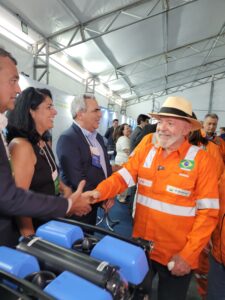 O presidente Lula cumprimentou os presentes, como a gerente da Firjan, Karine Fragoso, e o empresário Rafael Torres