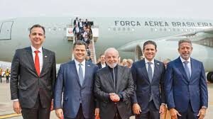 O Presidente Lula viajou ao lado do atual e do ex-presidente do Senado e também do atual e ex-Presidente da Câmara... "Fundamentais" para o sucesso da viagem