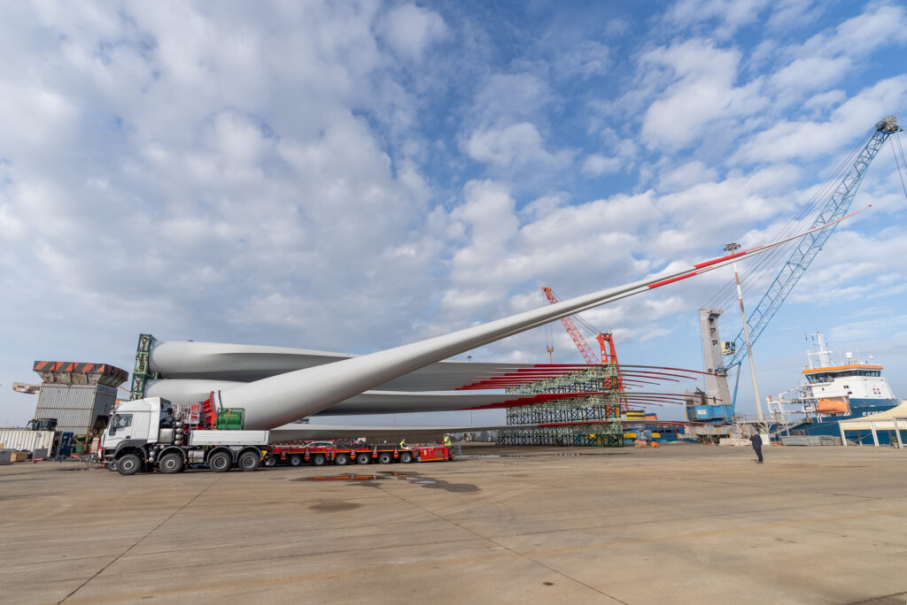 450224_1147224_astra_transport_wind_turbines_1