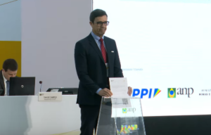 Representante do consórcio liderado pela Petrobrás entrega oferta durante o leilão