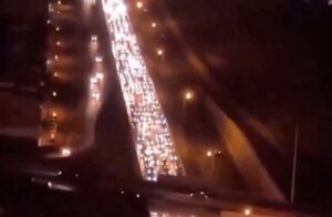 Depois dos bombardeios em Teerã, pode-se ser visto em uma imagem produzida pela rede social, o volume de carros em direção oeste deixando a capital do país.