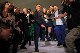 Por mostrar a tornozeleira na Câmara Federal, Alexandre de Moraes ameaça prender Jair Bolsonaro










Por mostrar a tornozeleira na Câmara Federal, Alexandre de Moraes ameaça prender Jair Bolsonaro














