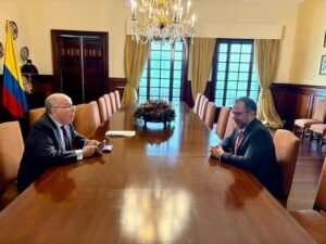 O Ministro Mauro Vieira conversa com seu colega venezuelano no encontro em Bogotá na semana passada, dia 20