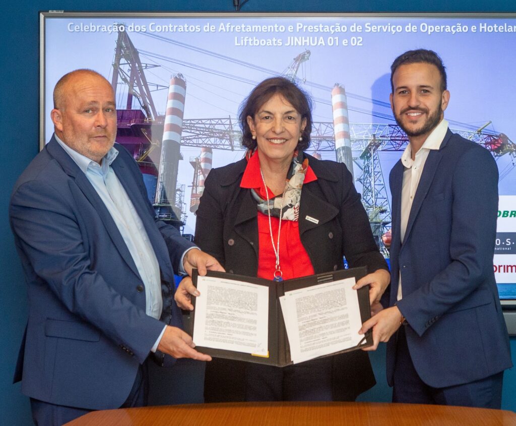 A diretora de Exploração e Produção da Petrobras, Sylvia Anjos, o CEO da OOS International, Leon Overdulve (à esquerda), e o vice-presidente da Camorim, Eduardo Adami, celebram assinatura de contratos das embarcações do tipo Liftboat