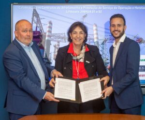 A diretora de Exploração e Produção da Petrobras, Sylvia Anjos, o CEO da OOS International, Leon Overdulve (à esquerda), e o vice-presidente da Camorim, Eduardo Adami, celebram assinatura de contratos das embarcações do tipo Liftboat
