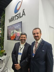 Jorge Alcaide, diretor Geral da WSärtsilä Brasil e, a direita, o Cônsul da Finlândia no Brasil, Sergio Chamone (a direita)