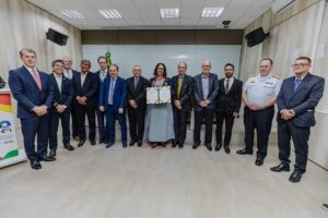 Ato de assinatura de acordo com a Finep