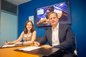 O CEO da Vallourec Phillipe assina o contrato com a diretora de Engenharia da Petrobrás, Renata Baruzzi.