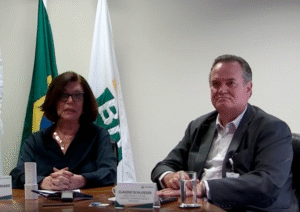 Magda Chambriard e o diretor Claudio Schlosser participaram da entrevista coletiva para detalhar os novos investimentos