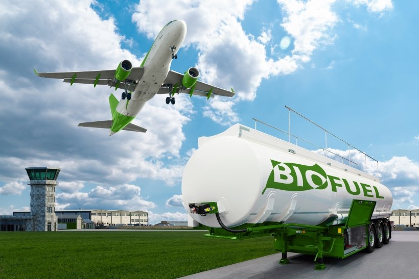 airplane with biofuel trailer_0
