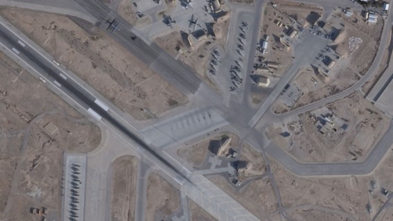 
Imagem de satélite mostra F-15E, A-10 Thunderbolt e C-130 Hercules na Base Aérea de Muwaffaq Salti, em Al Azraq, Jordânia