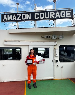 Comandante Jaqueline à frente do Amazon Courage