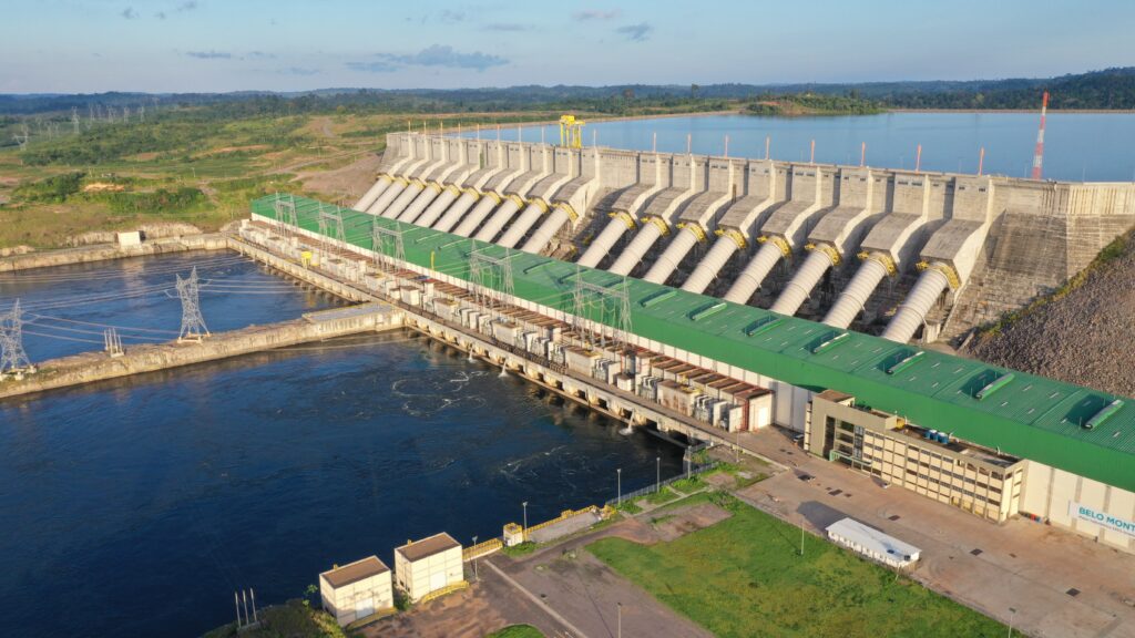 Imagens aéreas feitas por drone da casa de força principal da UHE Belo Monte, contemplando o reservatório intermediário, casa de força e canal de fuga.
