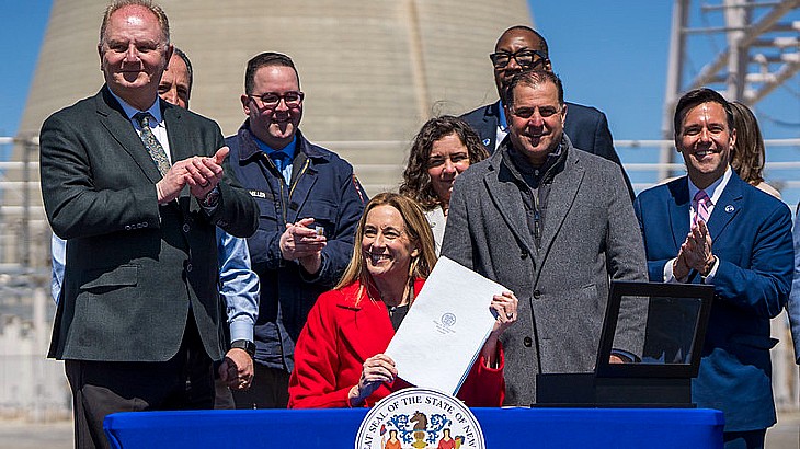 GovernorMikiesignsNJlegislation(GovernorofNJ)_49500