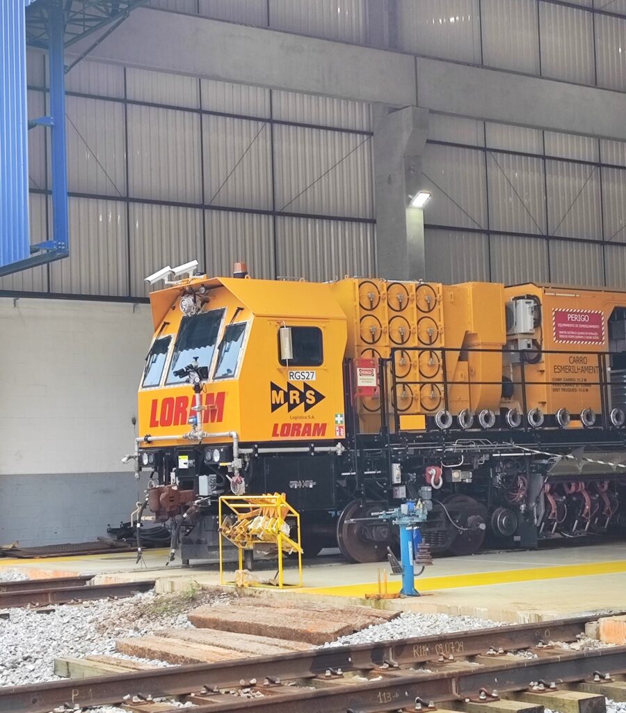 Pela-primeira-vez-a-MRS-contara-com-uma-maquina-dedicada-ao-esmerilhamento-de-AMVs-e-PNs-ativos-considerados-fundamentais-para-a-operacao-ferroviaria.-Credito--Joao-Marcos-Elyark-Central-Press