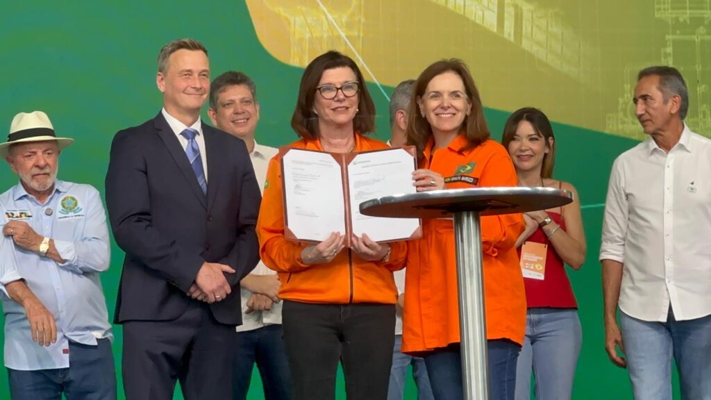 O presidente da SBM Offshore, Øivind Tangen, a presidente da Petrobras, Magda Chambriard, e a diretora de Engenharia, Tecnologia e Inovação da Petrobras, Renata Baruzzi, assinam contratos do Projeto Sergipe Águas Profundas (SEAP)

